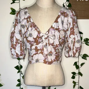 Abercrombie & Fitch Puff Sleeve Floral Cropped Top thumbnail 1