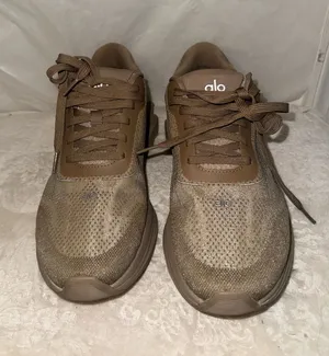 Alo unisex thumbnail 1