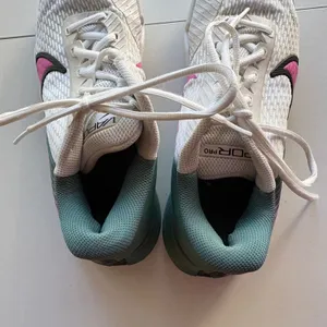 Nike Court Air Zoom Vapor‎ Pro Women Size 8.5 White Green Pink Tennis Shoes thumbnail 4