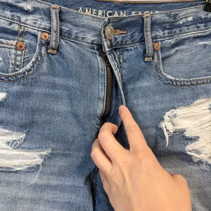 American Eagle Medium Wash High Waisted 90s Boyfriend Short Distressed Size 4 thumbnail 4