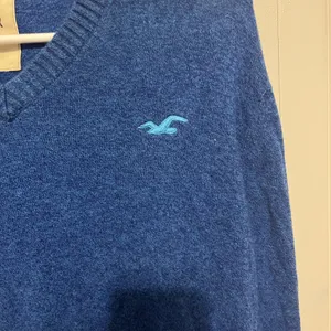 Hollister blue vneck sweater size small thumbnail 2