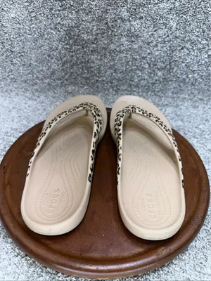 Crocs women’s leopard print flip flops size 9 thumbnail 4