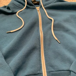 Blue Zip-Up Hoodie Forever 21 Cropped Jacket Women’s Size Large Teal EUC thumbnail 4