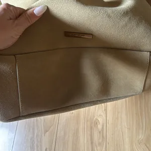 Bond Signature-Hardware Leather Shoulder Bag thumbnail 4