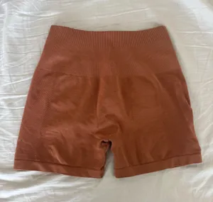 Alphalete Amplify Shorts 4.5" thumbnail 1