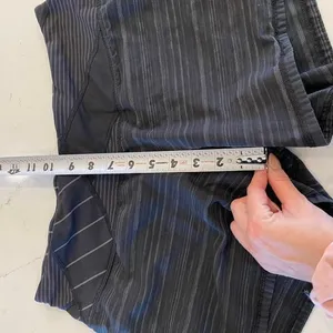 Lululemon Run‎ Speed Short Black and Gray Size 6 thumbnail 7