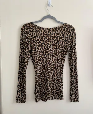 Sexy Basic Vneck Leopard Print thumbnail 2