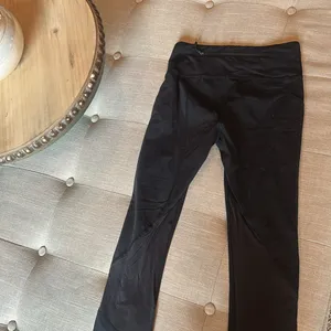 Lululemon Black Lightweight Workout Leggings Size 2 thumbnail 9