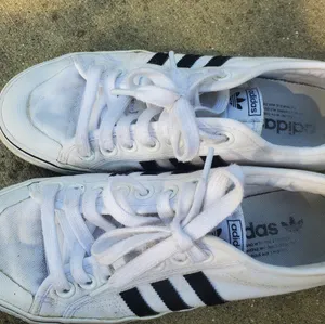Adidas White Sneakers Size 8.5 Womens 7 Canvas Shoes Very Lighweight. Worn Twice thumbnail 2