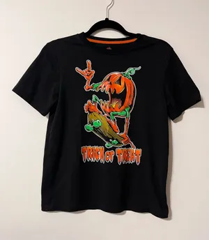 HALLOWEEN Trick or Treat Graphic Tee Short Sleeve Women’s Sz L EUC thumbnail 1