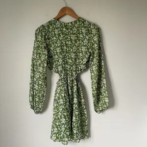 Abercrombie & Fitch Long Sleeve Cutout Mni Dress Green Floral Boho Size Small thumbnail 2