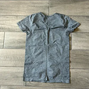 Gray workout top thumbnail 3