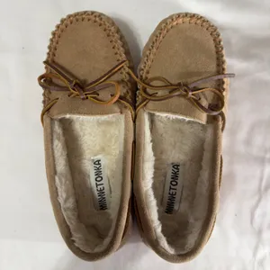 3205 | Minnetonka Cally Suede Faux Fur Lined Moccasin Slippers Tan Women 7 NEW thumbnail 7