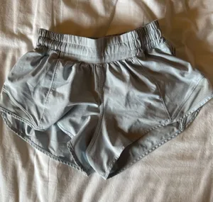 Lululemon Hotty Hot 2.5" Shorts thumbnail 1