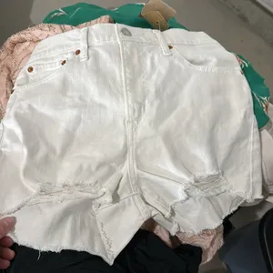 NWT Levi’s white high rise slim through hip shorts thumbnail 15