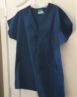 FINAL MARKDOWN Ladies’ Crest Classic Scrub Top (S) thumbnail 1