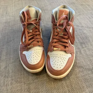 Air Jordan 1 Mid SE Red Stardust Sail Pink Sneakers Women’s 10 thumbnail 3