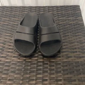 Oofos sandals, women’s size 8 Black thumbnail 2