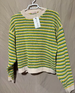 Boutique sweater Size M thumbnail 1