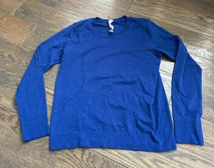 Lululemon Women's Size 6 Long Sleeve thumbnail 1