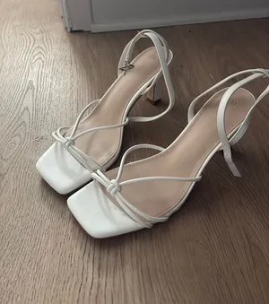 White kitten heels Size 9 thumbnail 1