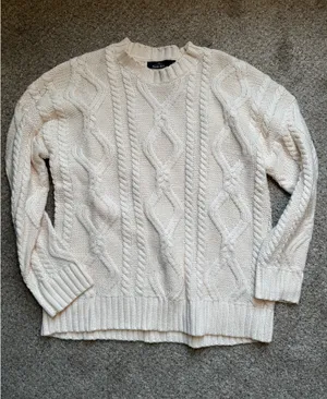 Boutique White crewneck cable knit sweater thumbnail 3