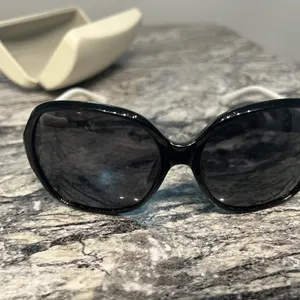 Elegant Black Sunglasses thumbnail 3