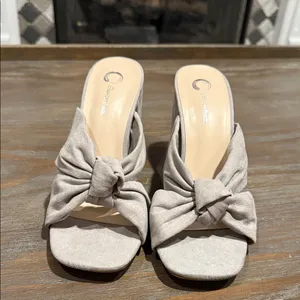 Journee Collection Tabithea Grey Block Heel Sandals Square Toe‎ Size 9 NIB thumbnail 7