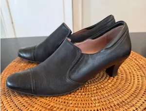 BeautiFeel Black Leather Cap Toe Kitten Heel Loafers‎ Shoes Womens Size 40 thumbnail 1