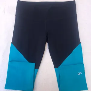 ALO mid-waist cropped leggings thumbnail 1