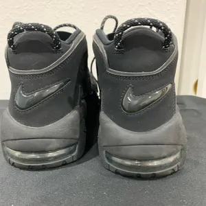 Nike Women’s Black Air Sneakers thumbnail 4