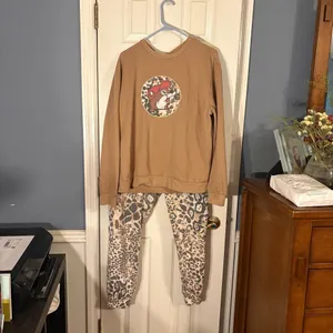 Buc-ee's Leopard Print Graphic Sweatshirt XL and Jogger Lounge pants L Set thumbnail 2