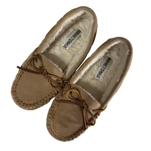 3205 | Minnetonka Cally Suede Faux Fur Lined Moccasin Slippers Tan Women 7 NEW thumbnail 1