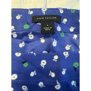 Ann Taylor Blue Floral Top Ruffled Short Sleeve Women's Small Office Spring thumbnail 2