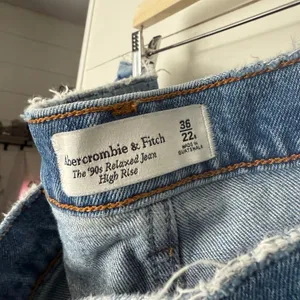 Abercrombie & Fitch Women’s 36 90s Relaxed Jean High Rise thumbnail 2