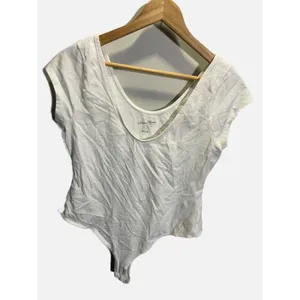 Universal‎ Thread White Short Sleeve Scoop Neck Bodysuit Size Medium thumbnail 2