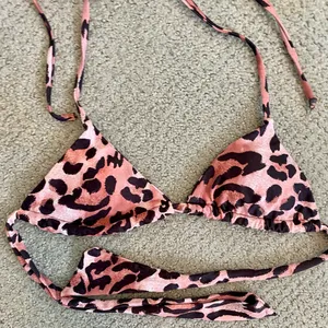 SheIn Leopard Triangle Top With Tie Side Bikini Set - Brand new, never worn! 🤎🖤 thumbnail 5