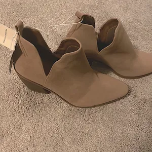 Universal thread tan booties faux suede pointed ties size 9.5 thumbnail 4