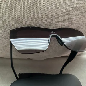 Alo Yoga Stunner Sunglasses Black thumbnail 3