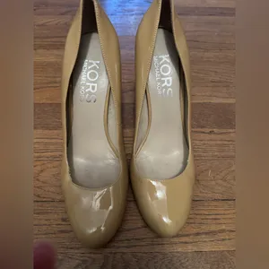 Michael Kors 10 High Heel Patent Pumps round toe neutral Nude Beige Leather thumbnail 7