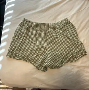 Uniqlo’s plaid shorts thumbnail 2