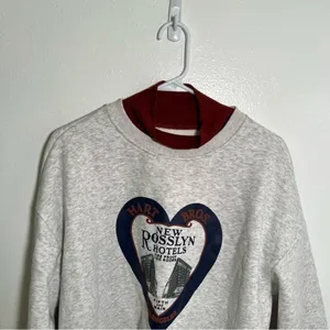 Women's‎ Mock Neck Sweatshirt Hart Bros New Rosslyn Hotels Light Gray Burgundy thumbnail 2