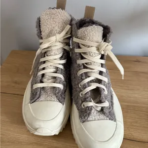 Converse Womens Lace Up Cap Toe Platform Faux Fur Sneakers Gray White Size 7 C‎ thumbnail 2
