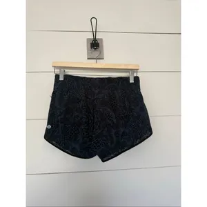 Lululemon Black Women’s 4 Mesh Miles Ahead Nouveau Mach Shorts thumbnail 2