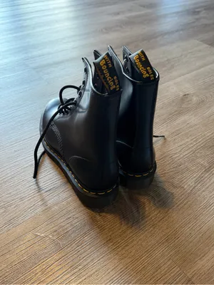 NEW Women’s Dr. Martens Leather Boots Size 8 thumbnail 6