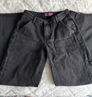 Edikted Low-Rise Jeans thumbnail 1