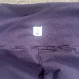 Vuori Purple Leggings XS Women’s Athletic capris Mid Rise thumbnail 4