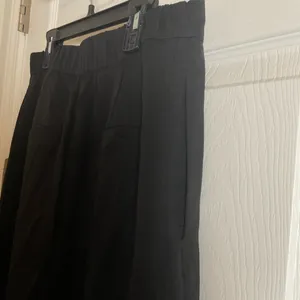 Lulumari Black Wide Leg Cropped Pants - Size Medium (NWT) thumbnail 6