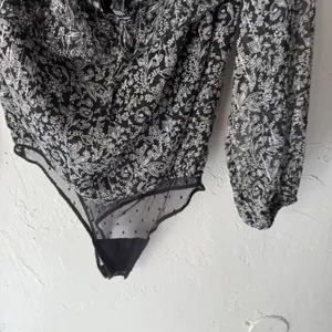 Abercrombie Fitch Black Floral Off Shoulder Long Sl Bodysuit S Feminine Coquette thumbnail 5