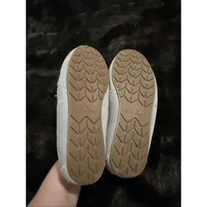 UGG Ansley Light Grey Suede Water Resistant Moccasin Slippers Womens 9 W thumbnail 4